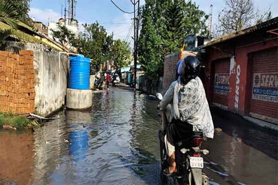 प्लीज....दीदी,अंकल,भैया नाली वाला सड़क पार करा दो...बोलकर रो पड़ते हैं बच्चे