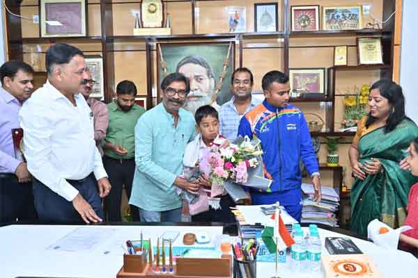 Ranchi News : नन्हें तैराक इशांक मिले CM हेमंत सोरेन से, 5 लाख का चेक व स्मृति चिन्ह से हुए सम्मानित