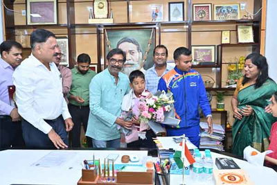 Ranchi News : नन्हें तैराक इशांक मिले CM हेमंत सोरेन से, 5 लाख का चेक व स्मृति चिन्ह से हुए सम्मानित