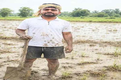 खेत में कुदाल ले उतरे डुमरी विधायक जयराम महतो, बोले - रोपनी में नहीं होगी परेशानी