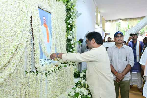 दिवंगत जेएन सिंह के संस्कार भोज में शामिल हुए मुख्यमंत्री हेमंत सोरेन