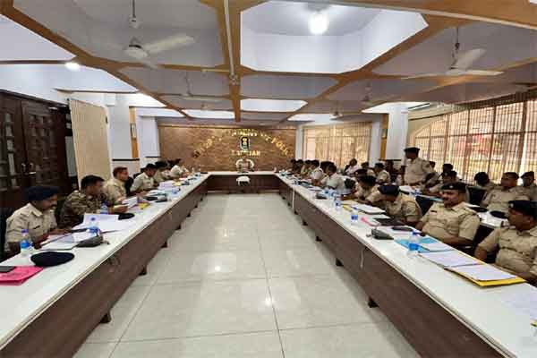 Latehar News: पुलिस अधीक्षक ने की मासिक अपराध गोष्ठी की समीक्षा, दिए निर्देश
