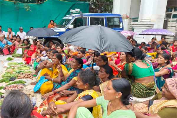 Ranchi News: मोरहाबादी बाजार के दुकानदारों ने निगम ऑफिस के बाहर सब्जियां रखकर जताया विरोध