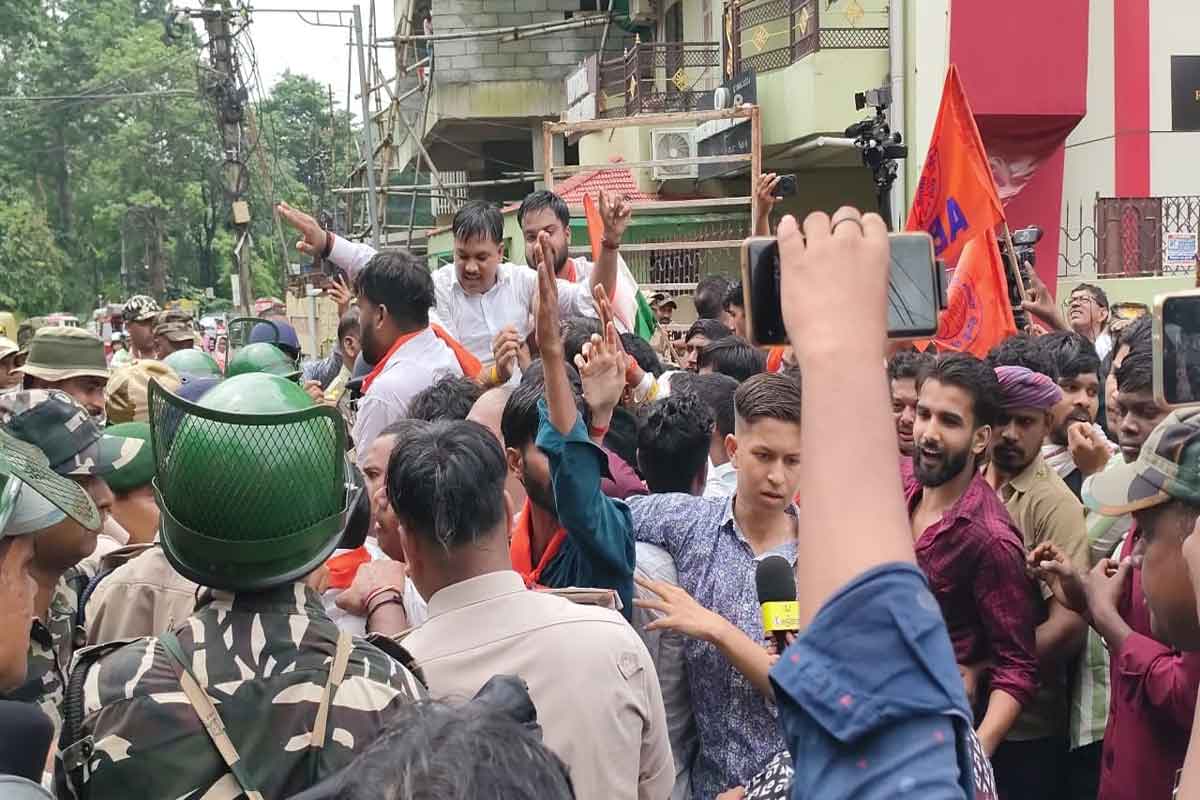 JPSC-JSSC पेपर लीक के विरोध में छात्रों का हंगामा, CM आवास घेराव के दौरान पुलिस से झड़प