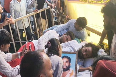 JPSC-JSSC PROTEST: AISA अध्यक्ष नेहा बोरा ने भूख हड़ताल पर बैठे देवेंद्र महतो से की मुलाकात