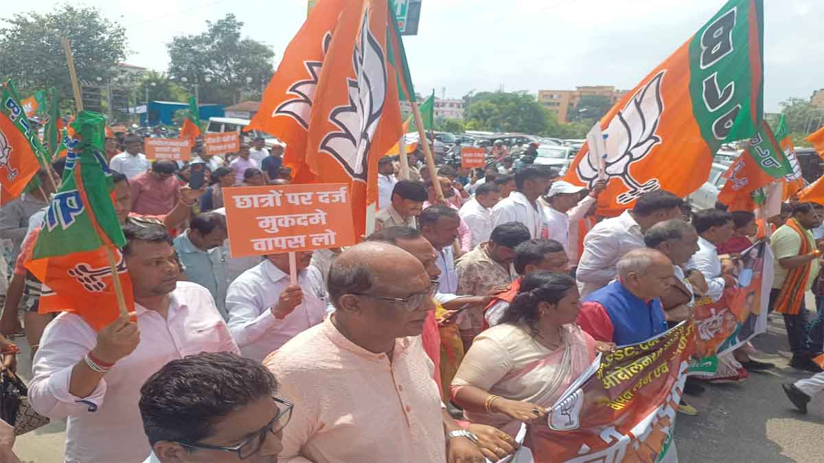 JPSC-JSSC के खिलाफ भाजपा का आंदोलन शुरू, डीसी ऑफिस के बाहर पहुंचे कार्यकर्ता