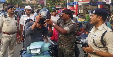 Jamshedpur News: बाइक चालकों को ट्रैफिक पुलिस ने पहनाया हेलमेट, सड़क सुरक्षा को लेकर किया जागरूक