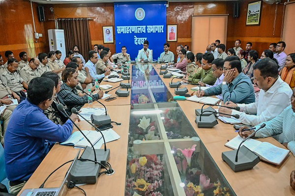 योजनाओं के क्रियान्वयन पर बैठक, अंतिम पायदान तक पहुंचे योजनाओं का लाभ- DC