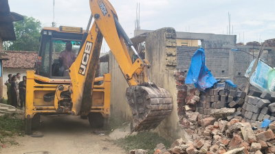 Saraikela News: सोनारडीह में चला अतिक्रमण हटाओ अभियान, SDO के आदेश पर हटाई चारदीवारी व छज्जा