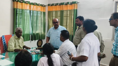 Saraikela News: राजनगर CHC का जिला डीपीएम ने किया औचक निरीक्षण, अधिकारियों को लगाई फटकार