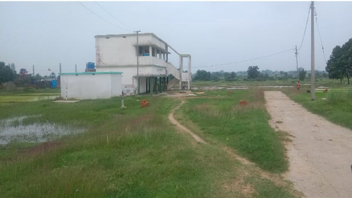 Hazaribag News: प्राथमिक विद्यालय ठुठी में चारदीवारी नहीं, बच्चों की सुरक्षा पर उठे सवाल