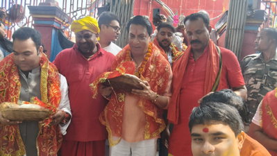 Ramgarh News: फिल्म निर्देशक मधुर भंडारकर ने छिन्नमस्तिका मंदिर में टेका मत्था