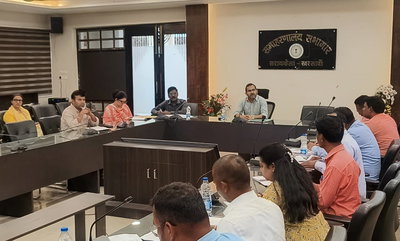 Saraikela News: पेयजल को लेकर DC ने की बैठक, खराब चापाकल-जलमीनार ठीक करने के निर्देश