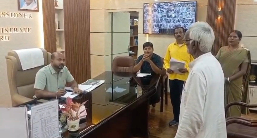Ramgarh News: जनता दरबार में 30 वर्षों से लंबित जमीन रसीद का मामला सुलझा