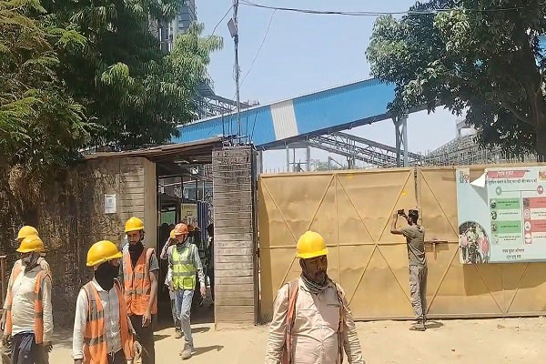 पतरातू: सीमेंट फैक्ट्री में राहुल दुबे गैंग ने की फायरिंग, गोली लगने के निशान पर हुई रंगाई