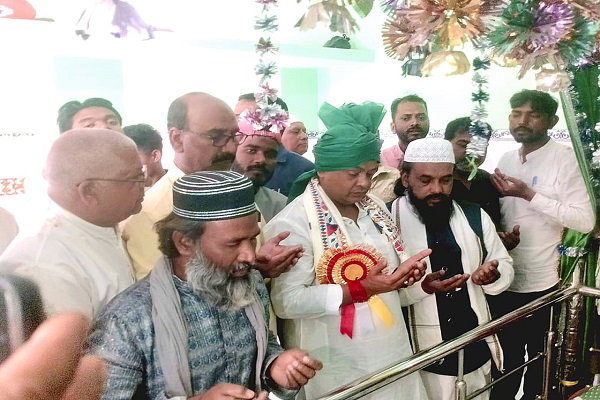 रामगढ़: मंत्री इरफान अंसारी ने हिदायतुल्लाह शाह बाबा के मजार पर की चादरपोशी