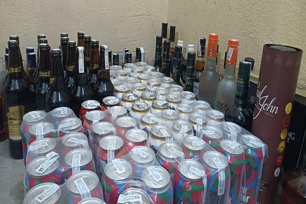 रामगढ़: होटल साई रेसीडेंसी में छापेमारी, शराब-बियर बरामद, 3 लोग गिरफ्तार