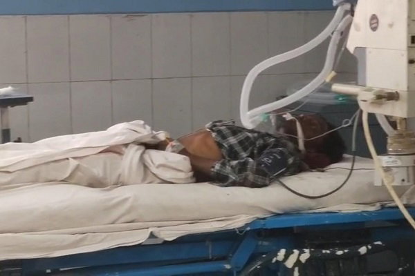 धनबाद: खैरखाबाद में भीषण सड़क हादसा, बाइक सवार 3 घायल, एक की हालत नाजुक