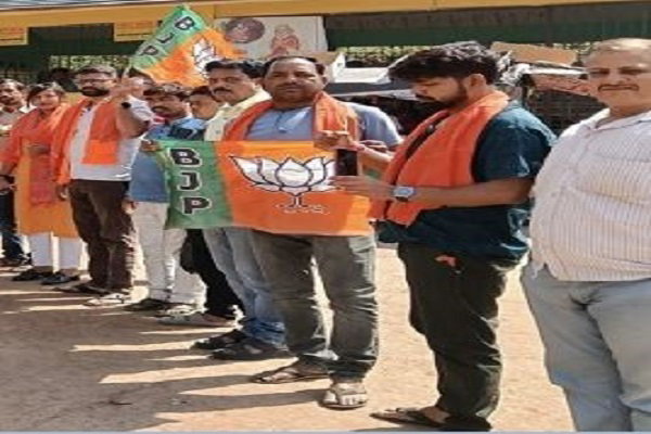 जामताड़ा: उत्पाद सिपाही भर्ती पेपर लीक, भाजयुमो ने पुतला फूंक जताया विरोध