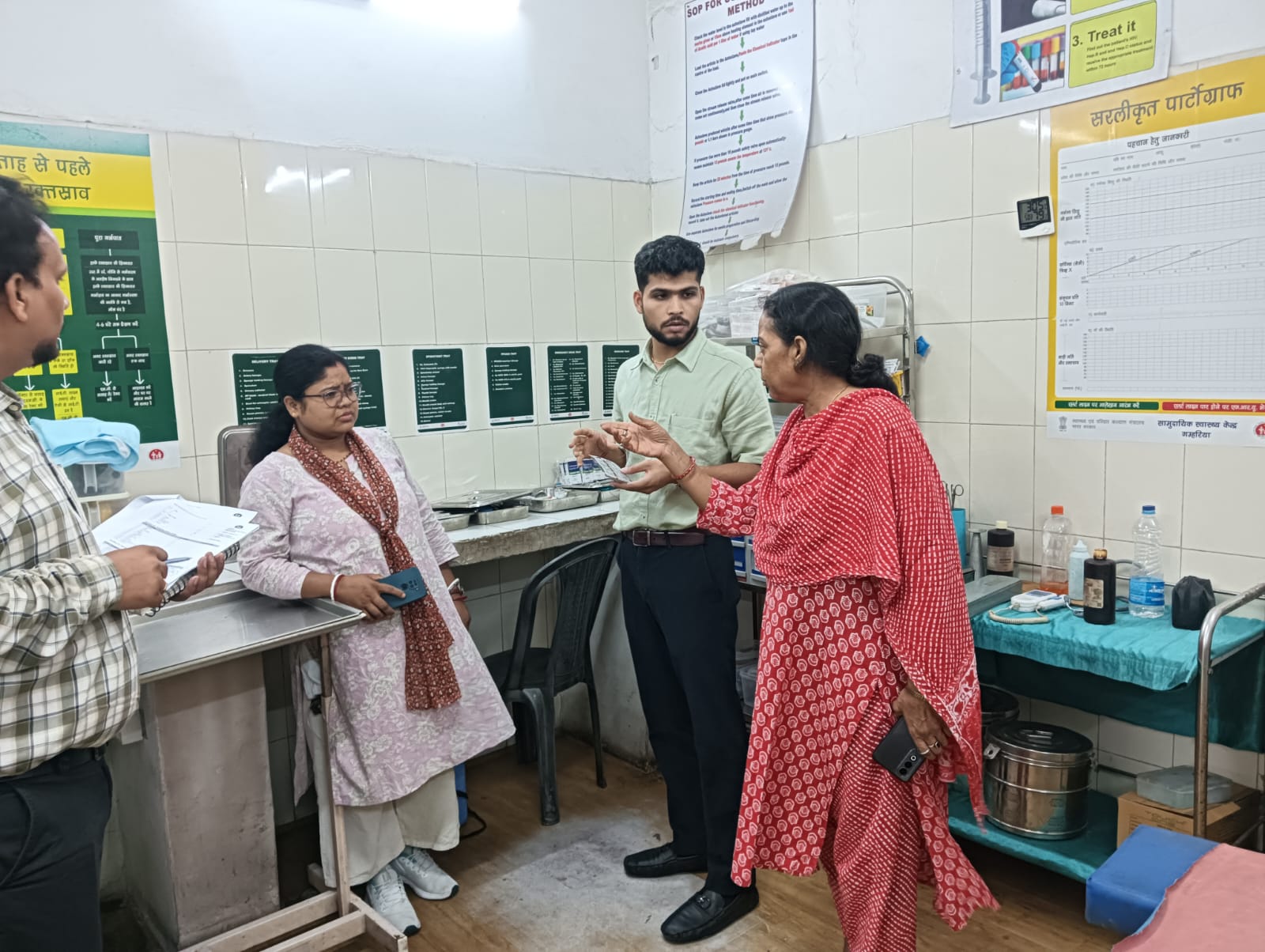 Seraikela News: गम्हरिया सामुदायिक स्वास्थ्य केंद्र का SDO ने किया औचक निरीक्षण