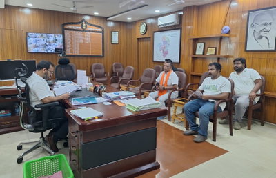 Saraikela News: जनता दरबार में उपायुक्त ने सुनी लोगों की फरियाद, त्वरित कार्रवाई के दिए निर्देश