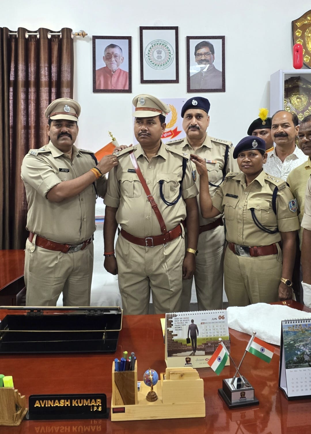 Hazaribag News: हजारीबाग में जैप-7 अधिकारी के प्रमोशन पर पिपिंग सेरेमनी, बैच व स्टार लगाकर सम्मानित