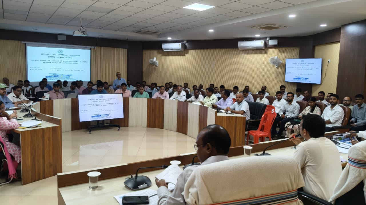 Hazaribagh News: DC ने की राजस्व व विभिन्न परियोजनाओं समीक्षा, लंबित मामलों में जल्द निष्पादन के निर्देश
