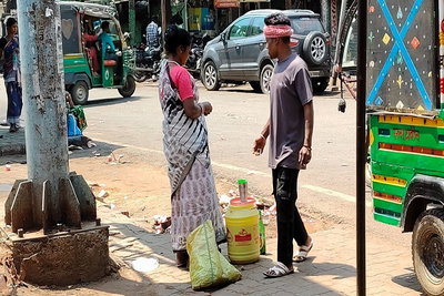 देवघर नगर थाने के करीब खुलेआम महुआ शराब की बिक्री, पुलिस को फुर्सत नहीं!