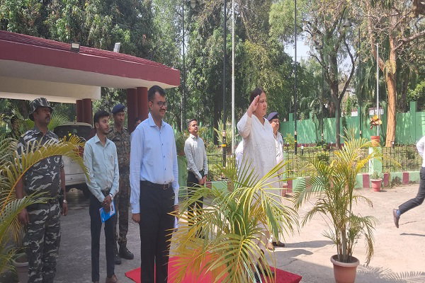 प्रमंडलीय आयुक्त ने लातेहार अवर निबंधन कार्यालय का किया निरीक्षण