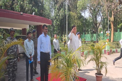 प्रमंडलीय आयुक्त ने लातेहार अवर निबंधन कार्यालय का किया निरीक्षण