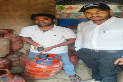 जामताड़ा में DC के निर्देश पर गैस एजेंसी पर औचक छापेमारी