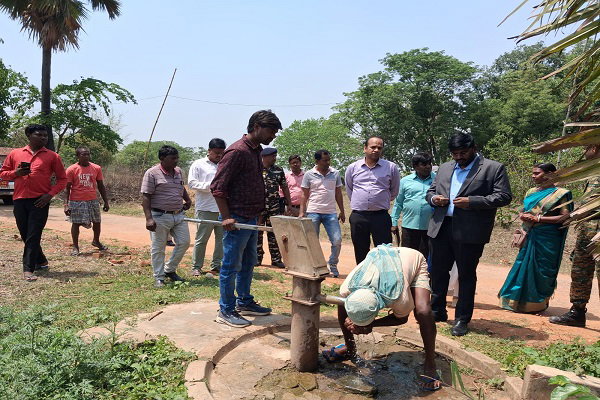 जामताड़ा: पेयजल के जमीनी हालात का DC ने लिया जायजा, खुद चलाकर परखे चापाकल