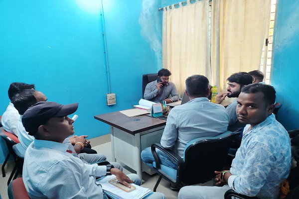 धनबाद: 108 एम्बुलेंस कर्मियों की समस्या पर श्रम प्रवर्तन पदाधिकारी ने की बैठक