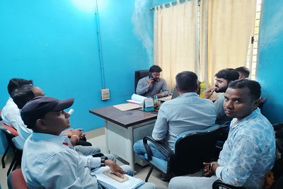 धनबाद: 108 एम्बुलेंस कर्मियों की समस्या पर श्रम प्रवर्तन पदाधिकारी ने की बैठक