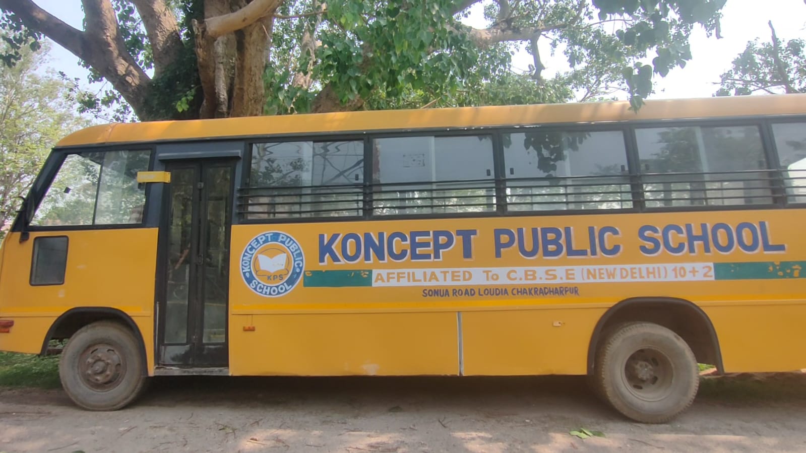 School Bus: चक्रधरपुर में बच्चों की सुरक्षा के साथ खिलवाड़, कॉन्सेप्ट स्कूल की बस जब्त