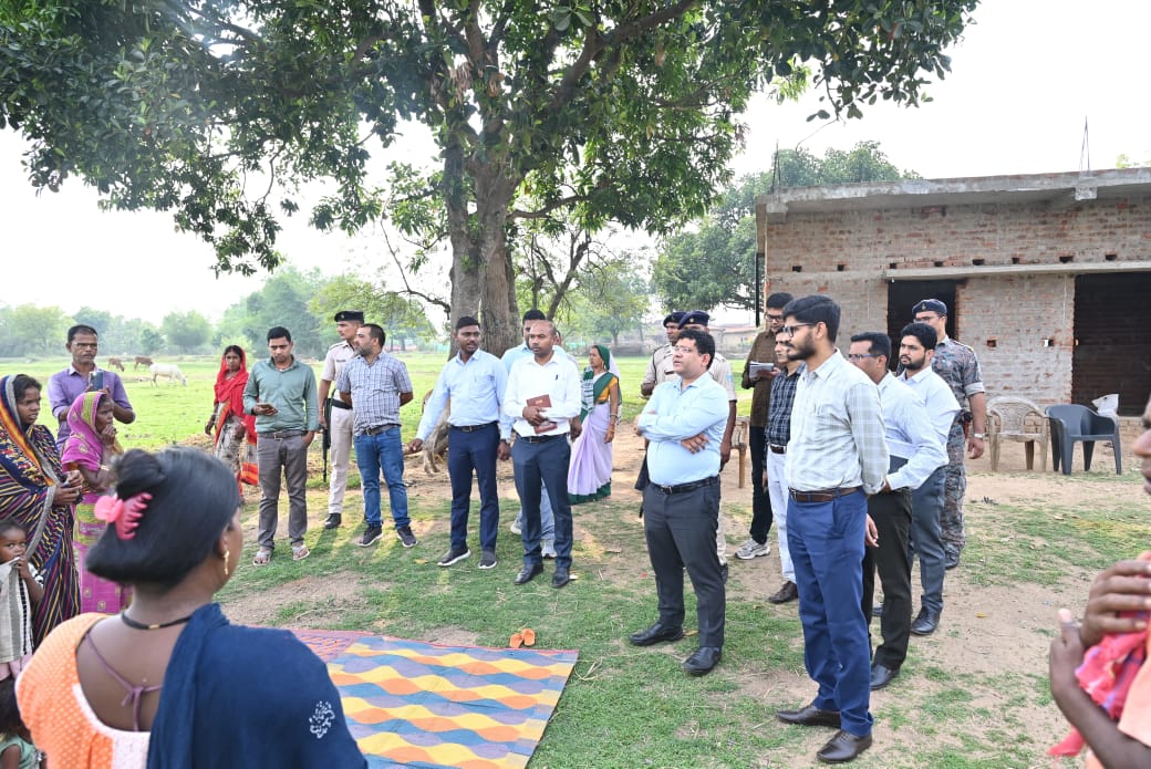 Deoghar News: मारगोमुण्डा के पंदनियां गांव का DC ने किया निरीक्षण, पंचायत सचिव को शो-कॉज