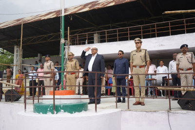 Hazaribagh News: स्वतंत्रता दिवस समारोह की पूर्व तैयारी, फुल ड्रेस रिहर्सल में कमिश्नर ने झंडे को दी सलामी