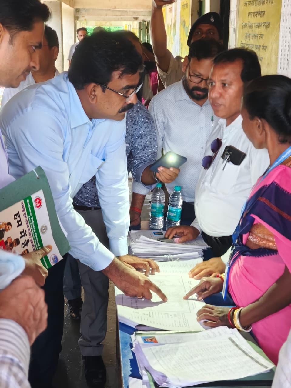 बहरागोड़ा में SIR का मुख्य निर्वाचन पदाधिकारी ने किया निरीक्षण, कहा- पात्र नागरिकों का नाम नहीं छूटे