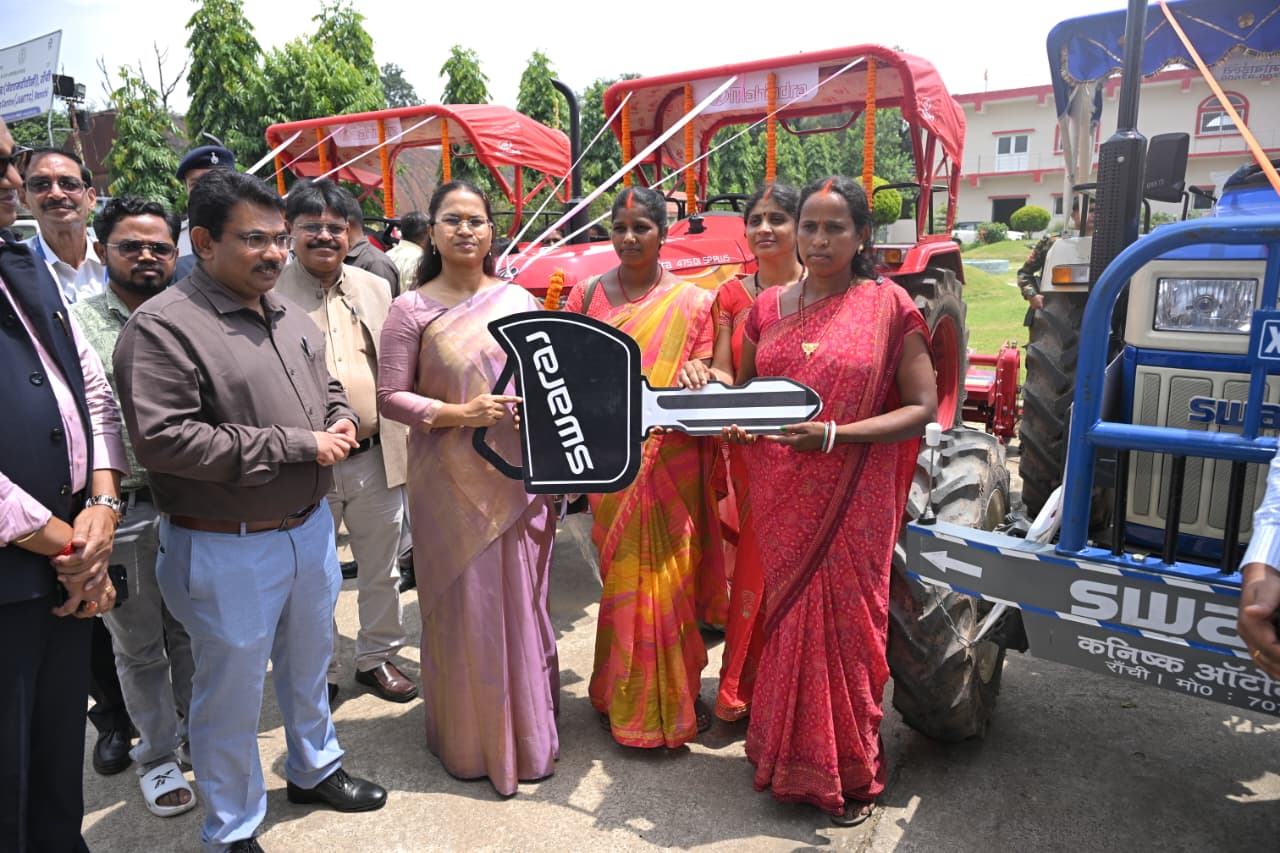 Jharkhand: लाभुक महिला समूह को कृषि मंत्री शिल्पी नेहा तिर्की ने सौंपे ट्रैक्टर, डेटा अपडेट का दिया निर्देश