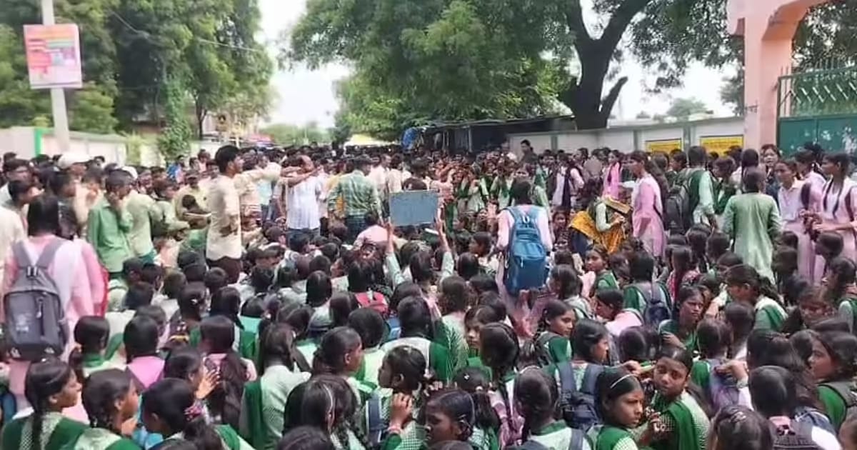 Garhwa: गढ़वा में जेन अल्फा का प्रदर्शन, शिक्षक के तबादले का विरोध, थाने में पथराव