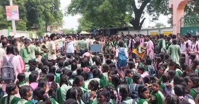 Garhwa: गढ़वा में जेन अल्फा का प्रदर्शन, शिक्षक के तबादले का विरोध, थाने में पथराव