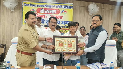 Gumla News: गुमला की बेटी और फुटबॉल खिलाड़ी दीपिका कुमारी को सांसद ने किया सम्मानित