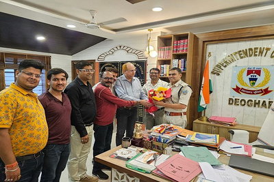 जसीडीह स्टेशन पर अवैध वसूली और जाम से बढ़ी परेशानी, चैंबर ने SP को सौंपा सुझाव पत्र