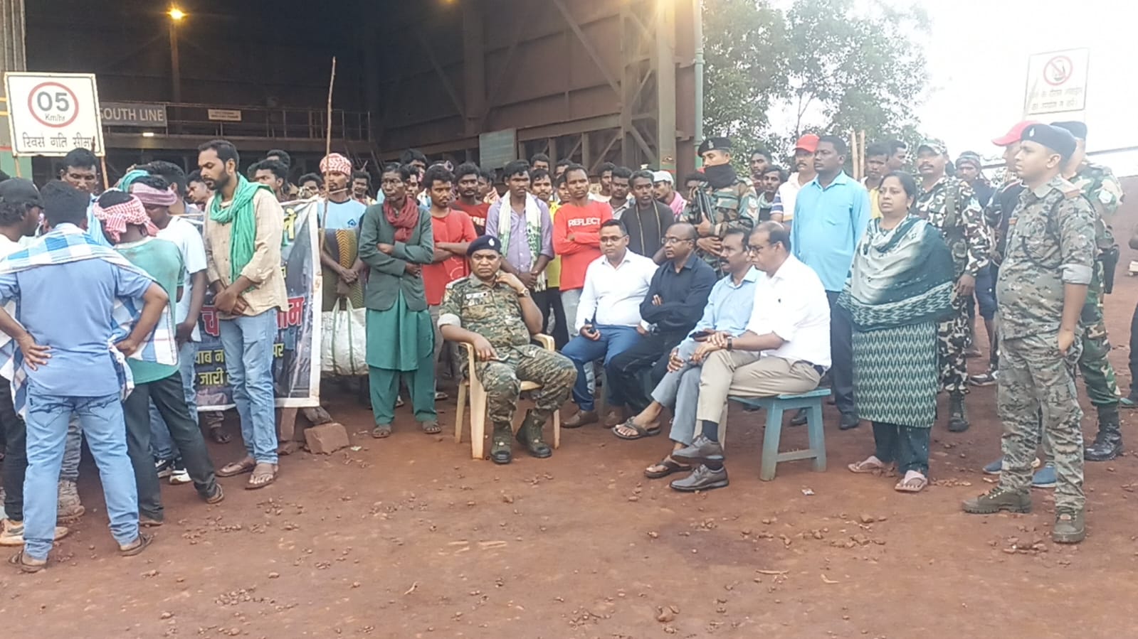 Simdega News: टैक्सी स्टैंड में मूलभूत सुविधाओं की मांग को लेकर ड्राइवरों का प्रदर्शन