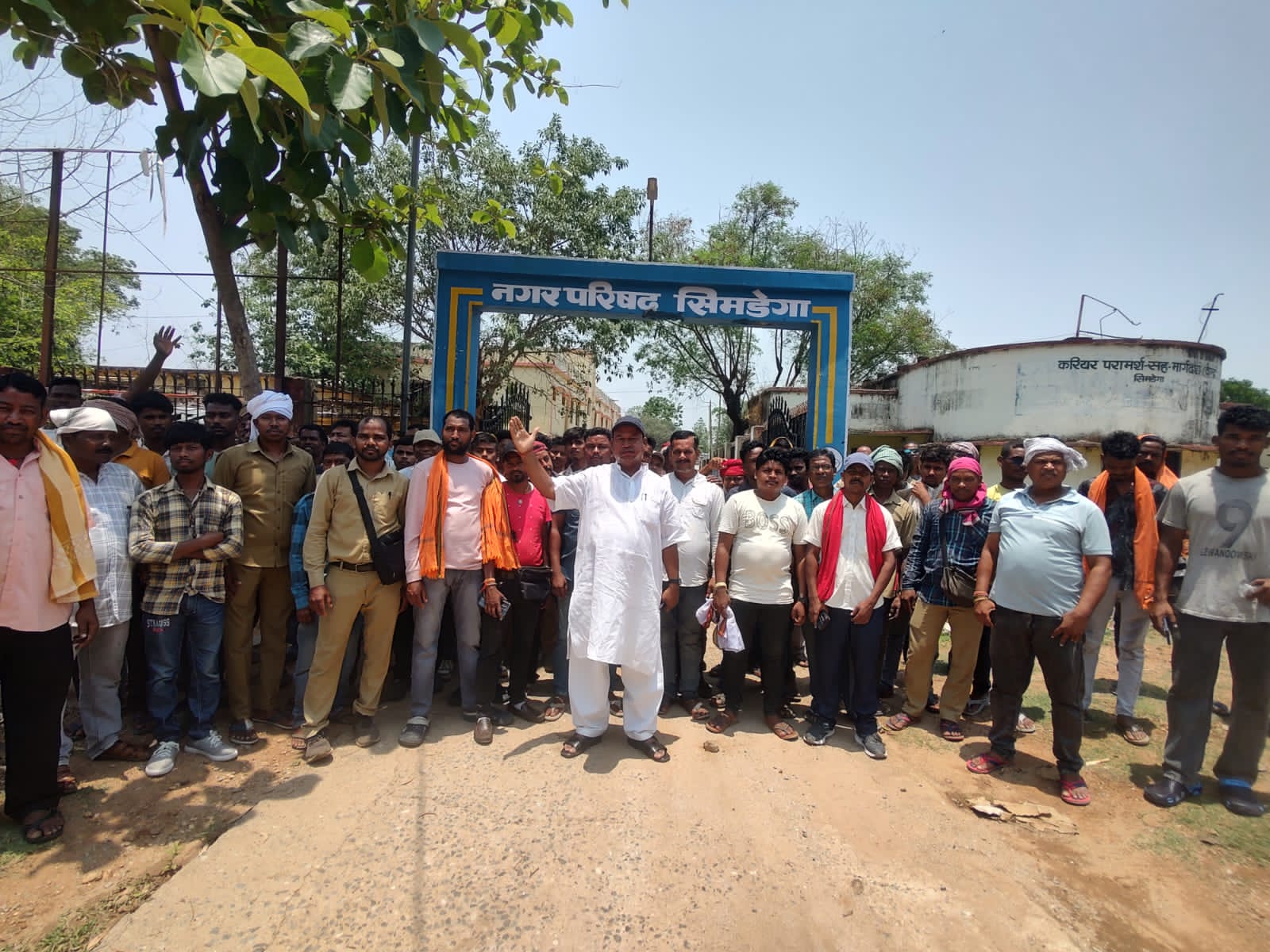 Simdega News: टैक्सी स्टैंड में मूलभूत सुविधाओं की मांग को लेकर ड्राइवरों का प्रदर्शन