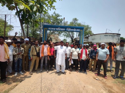 Simdega News: टैक्सी स्टैंड में मूलभूत सुविधाओं की मांग को लेकर ड्राइवरों का प्रदर्शन