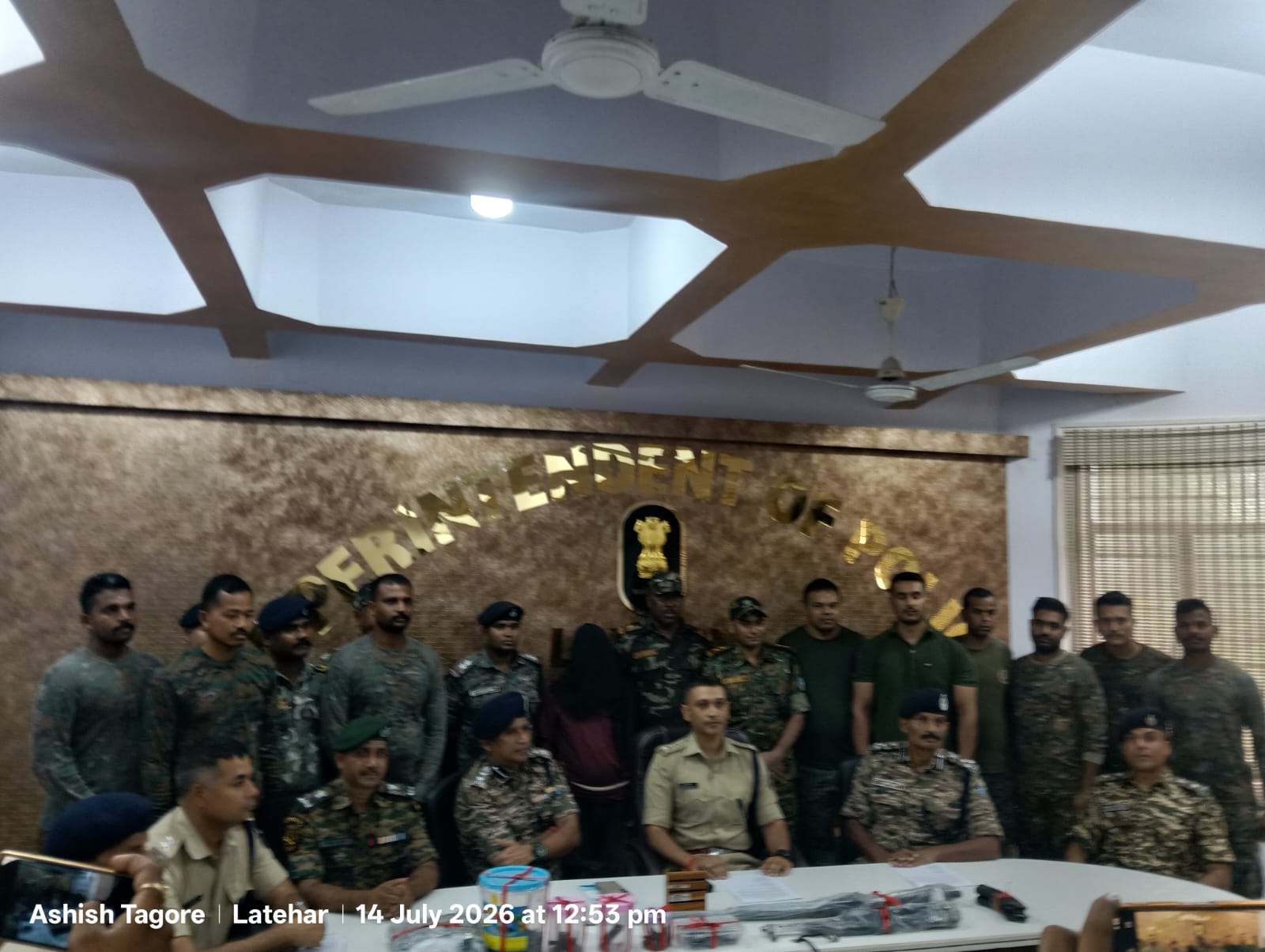 Latehar News: 20 लाख का इनामी माओवादी रविंद्र गंझू गिरफ्तार, AK-56 सहित कई हथियार बरामद