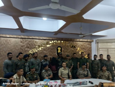 Latehar News: 20 लाख का इनामी माओवादी रविंद्र गंझू गिरफ्तार, AK-56 सहित कई हथियार बरामद