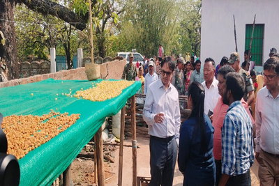 रामगढ़: उपायुक्त ने किया मांडू प्रखंड का दौरा, महुआ संग्रहण प्रशिक्षण कार्यक्रम में हुए शामिल