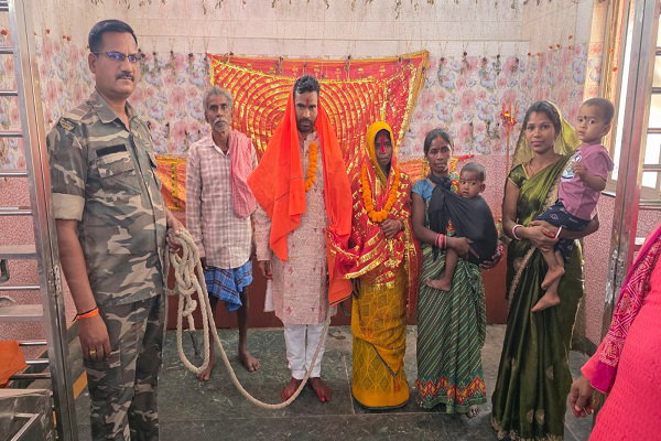लातेहार: कोर्ट के आदेश पर पुलिस कस्टडी रचाई शादी
